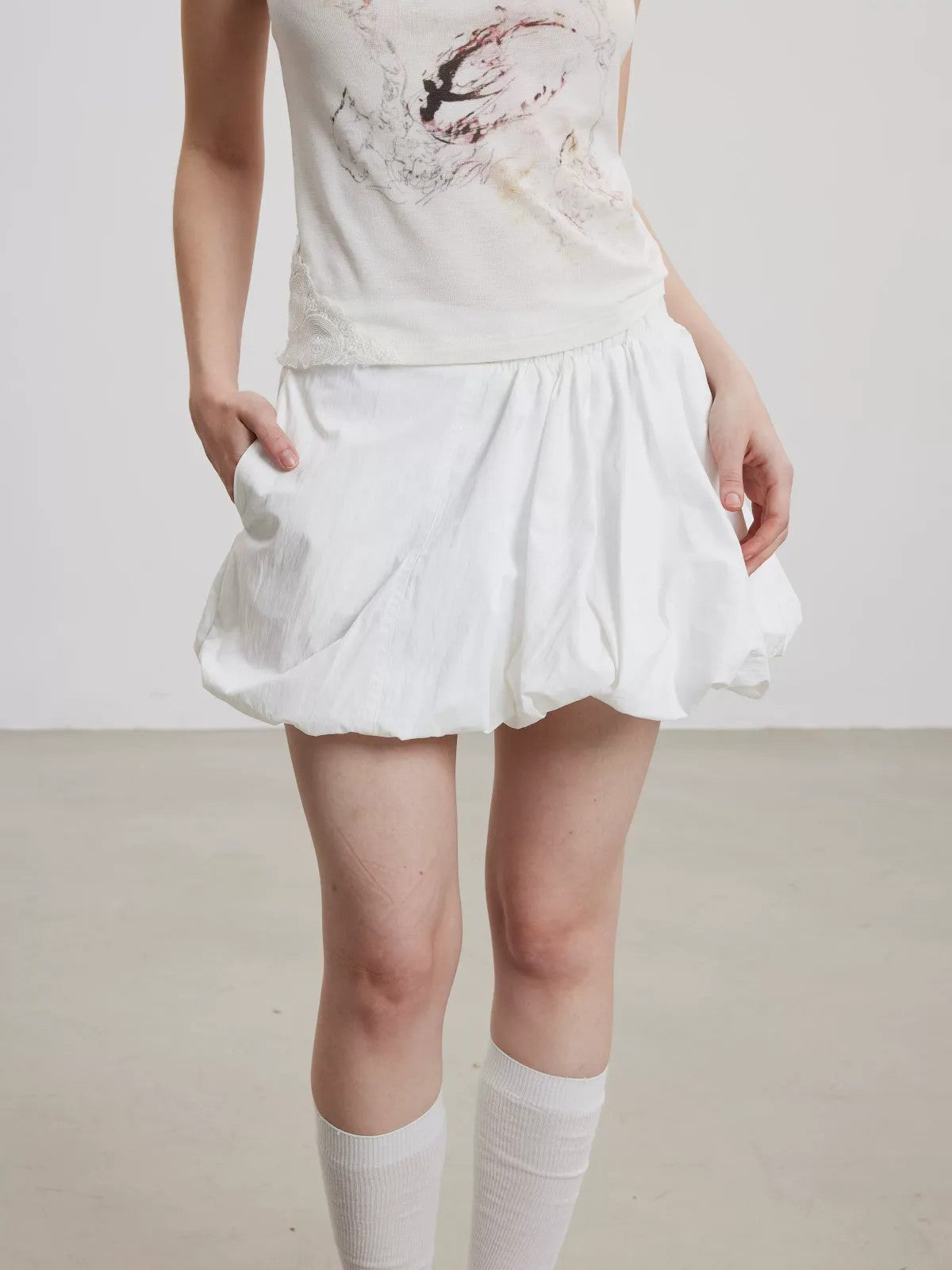 THELIGHT OFFICIAL Elastic Waist Bubble Mini Skirt in White - On Model