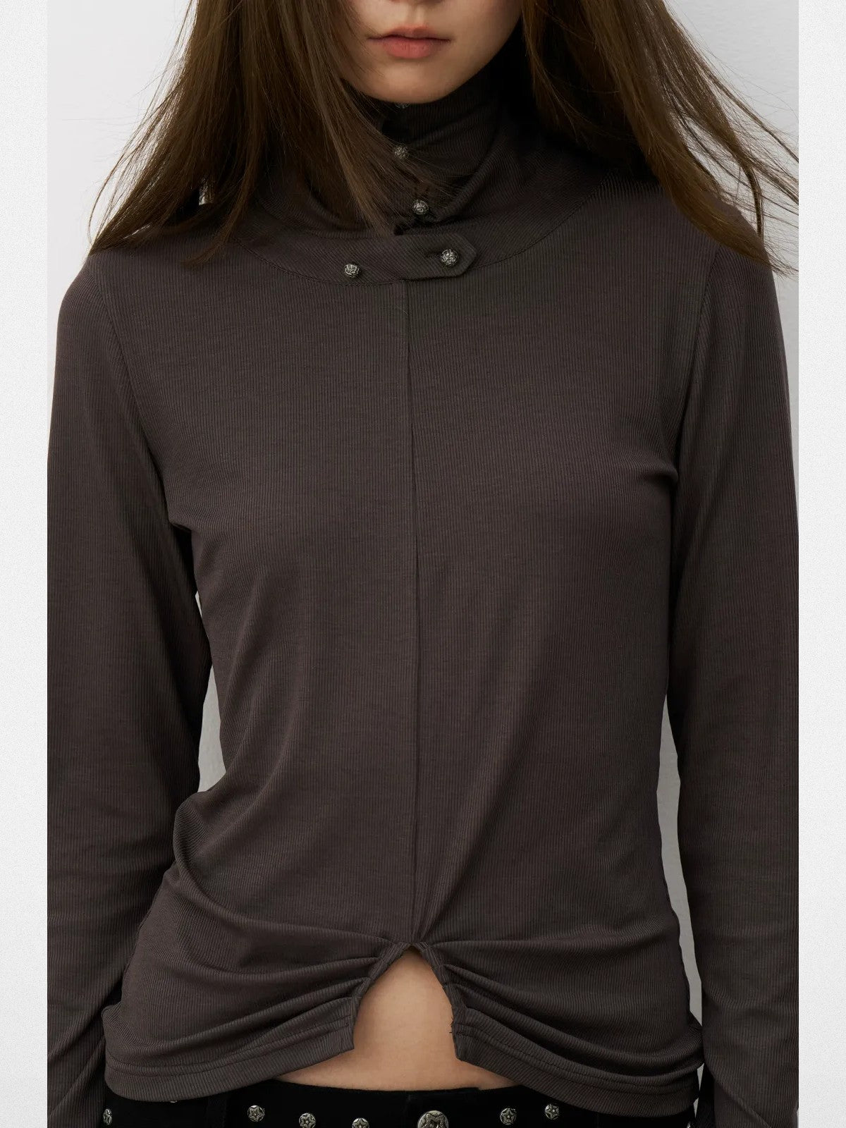 THELIGHT OFFICIAL Ruched Button Neck Crop Top in Gray - On Model