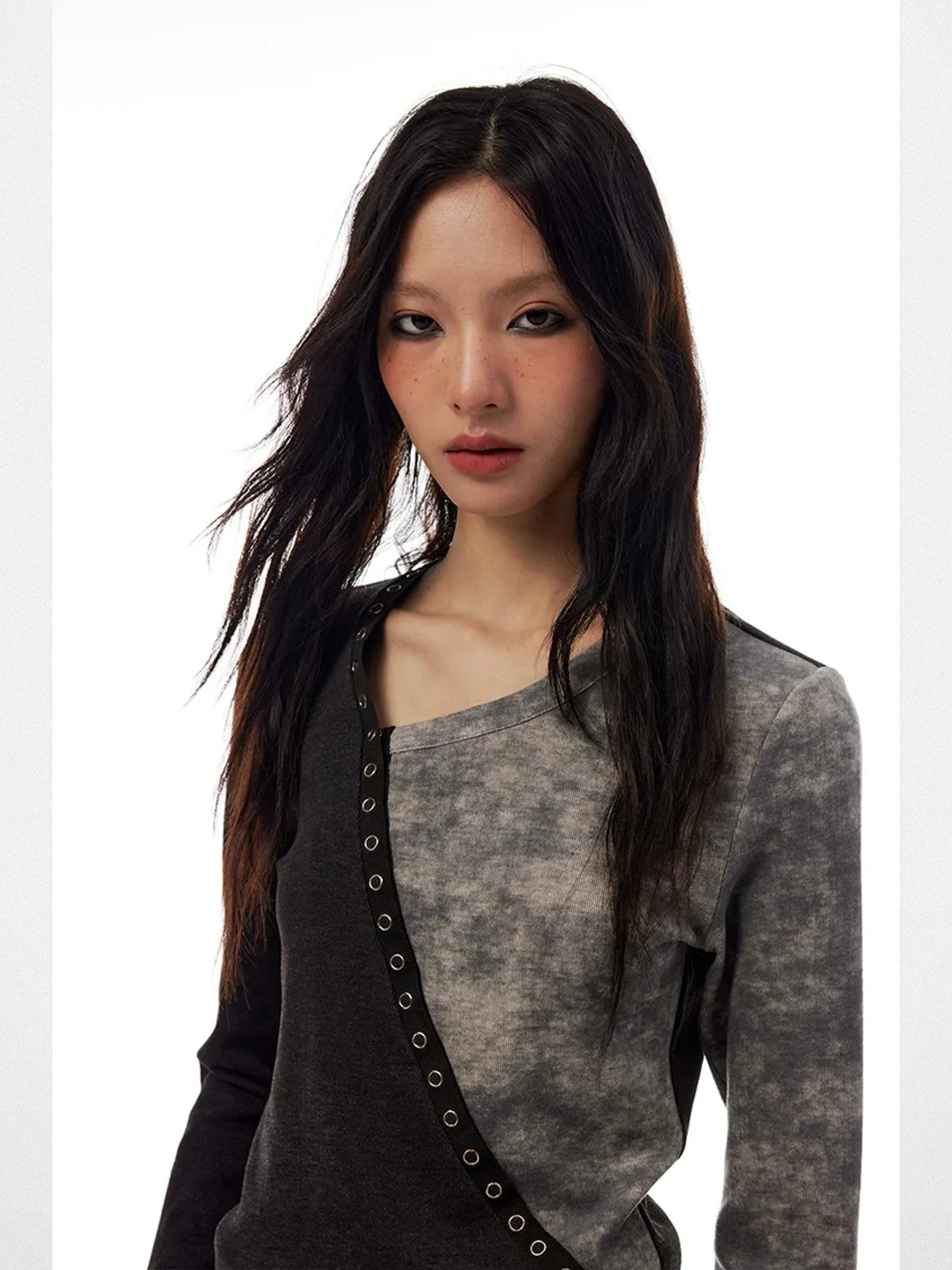 THELIGHT OFFICIAL Asymmetric Colorblock Grommet Top in Gray - On Model