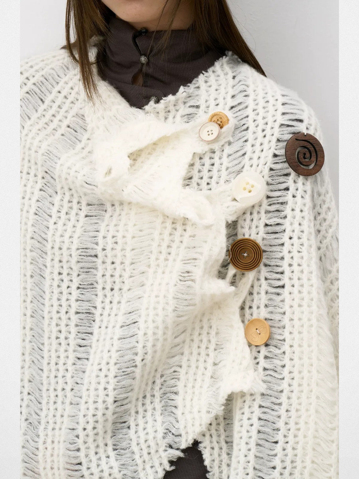 THELIGHT OFFICIAL Wooden Button Wool Blend Cape in White - On Model