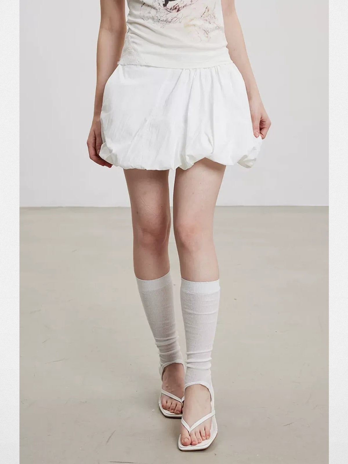 THELIGHT OFFICIAL Elastic Waist Bubble Mini Skirt in White - On Model